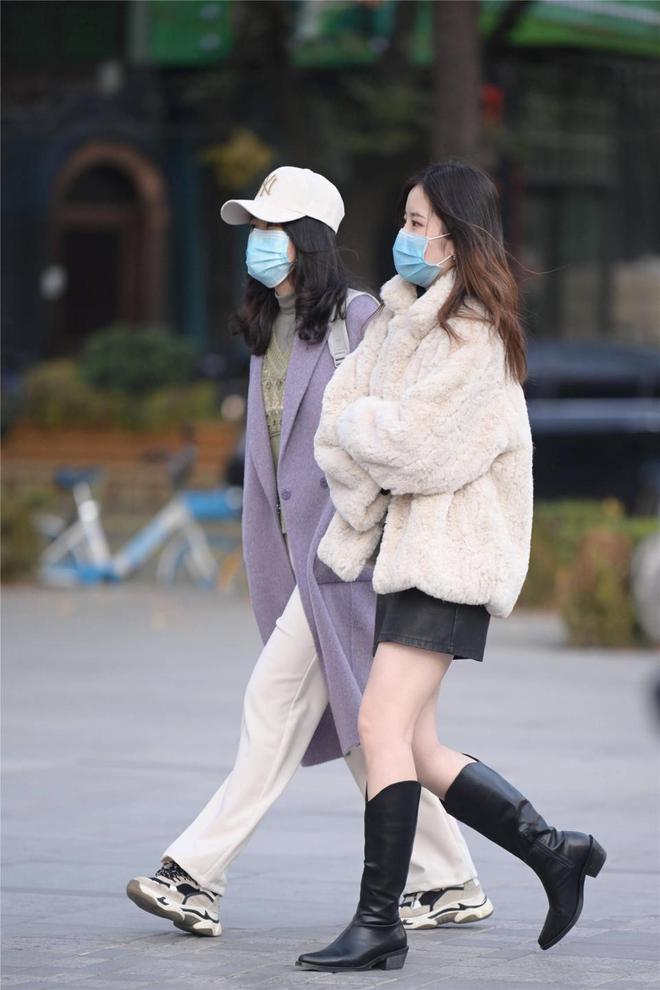 CQ9电子 CQ9传奇电子街拍：浅蓝色的紧身牛仔裤因为修身的服装还衬托出曲线美