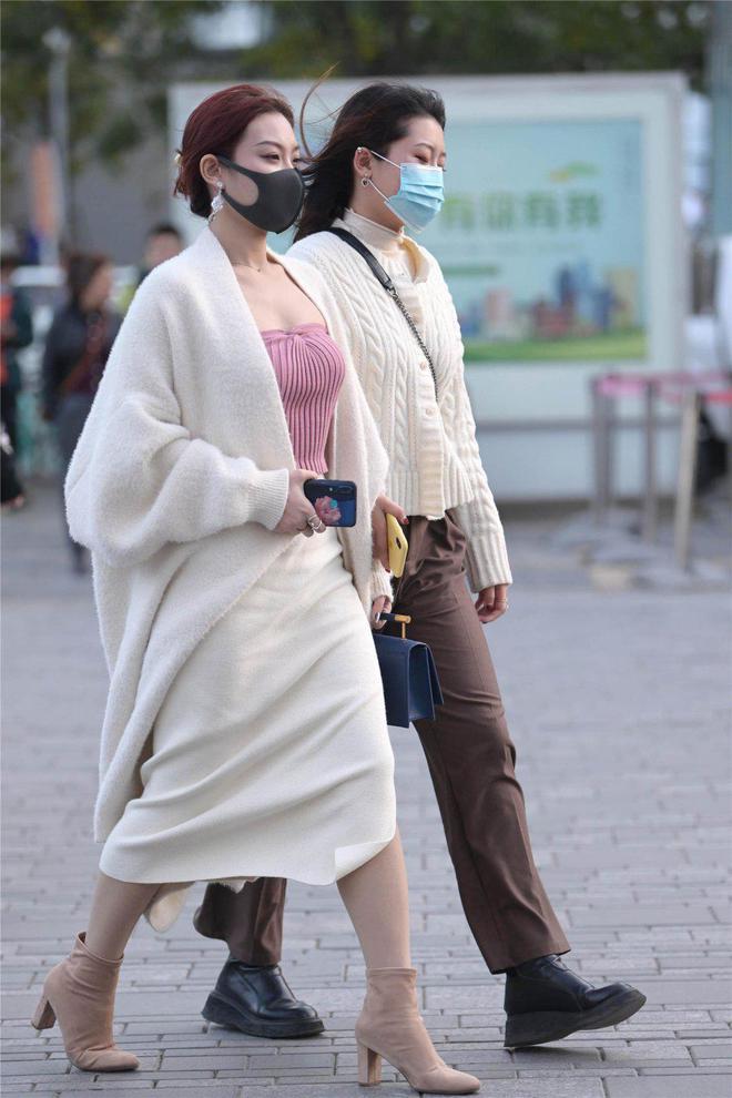 CQ9电子 CQ9传奇电子街拍：浅蓝色的紧身牛仔裤因为修身的服装还衬托出曲线美(图3)