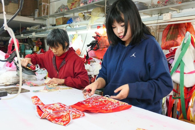 “90后”非遗新生代传承人何凤婷：我为玩偶做服装CQ9电子 CQ9传奇电子(图2)