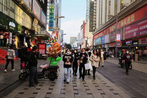 CQ9电子 CQ9传奇电子株洲服装市场群年味正浓街拍繁华忙碌景象(图4)