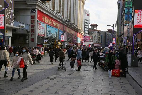 CQ9电子 CQ9传奇电子株洲服装市场群年味正浓街拍繁华忙碌景象(图6)