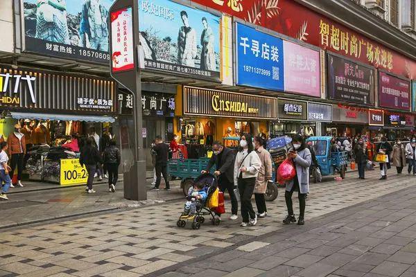 CQ9电子 CQ9传奇电子株洲服装市场群年味正浓街拍繁华忙碌景象(图5)
