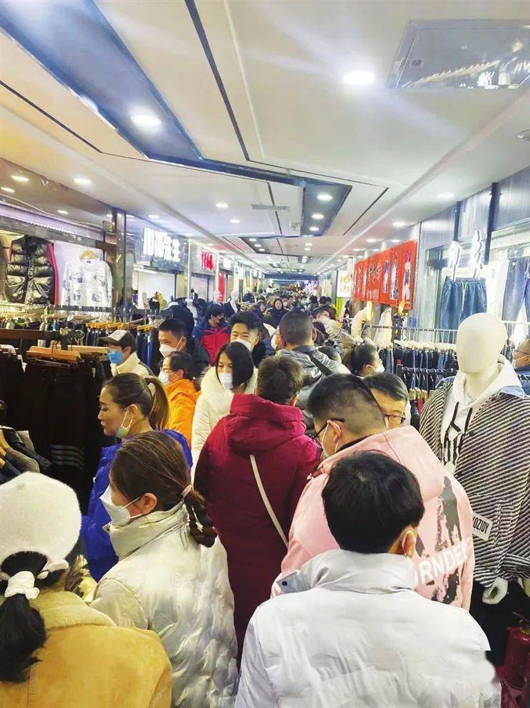 购销两旺！太CQ9电子 CQ9传奇电子原服装城又现“扫货”潮(图3)