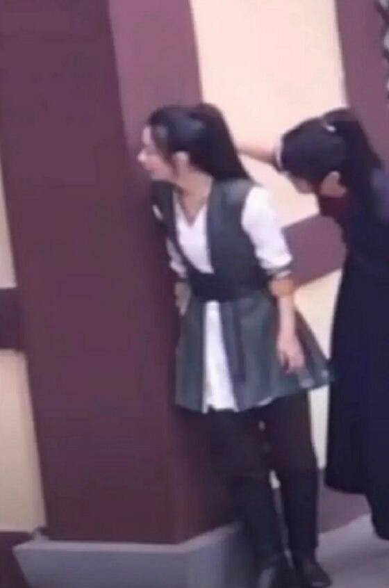 CQ9电子 CQ9传奇电子服装全剧太丑？赵丽颖粉丝怒撕《有匪》剧组连群演都穿得比她好(图3)