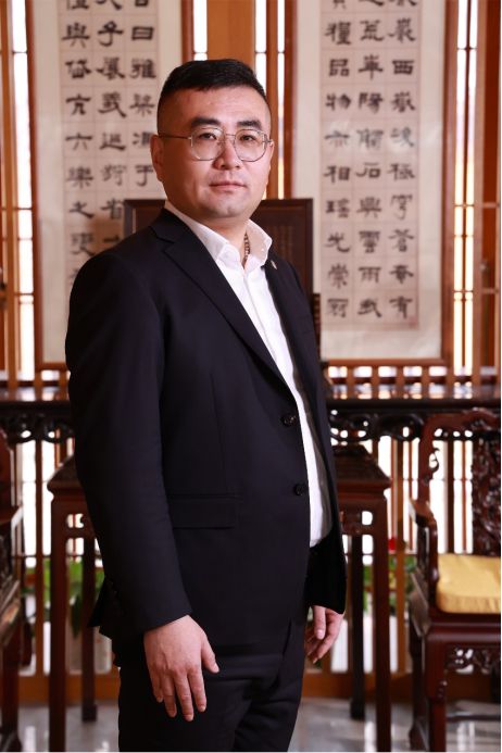【CQ9电子 CQ9传奇电子2023走一线 看发展】中国丝绸服装文化集团有限公司总经理董健：当好丝路新使者讲好丝绸新故事(图2)