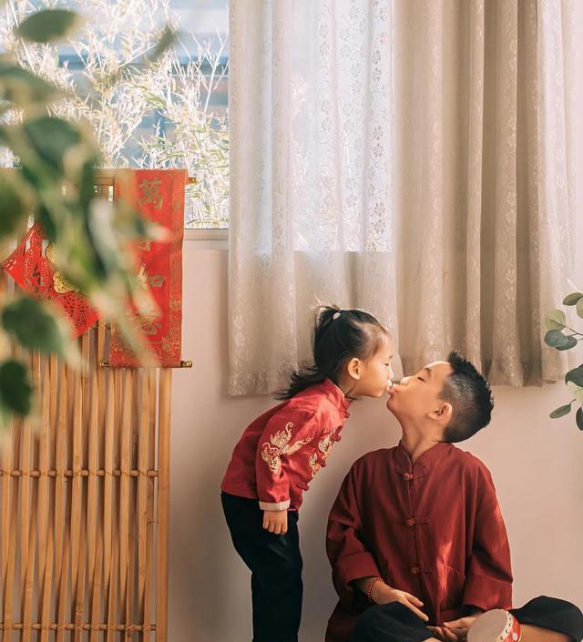 CQ9电子 CQ9传奇电子应采儿晒新年全家福一家四口穿中式服装出镜俩儿子互动太有爱(图3)