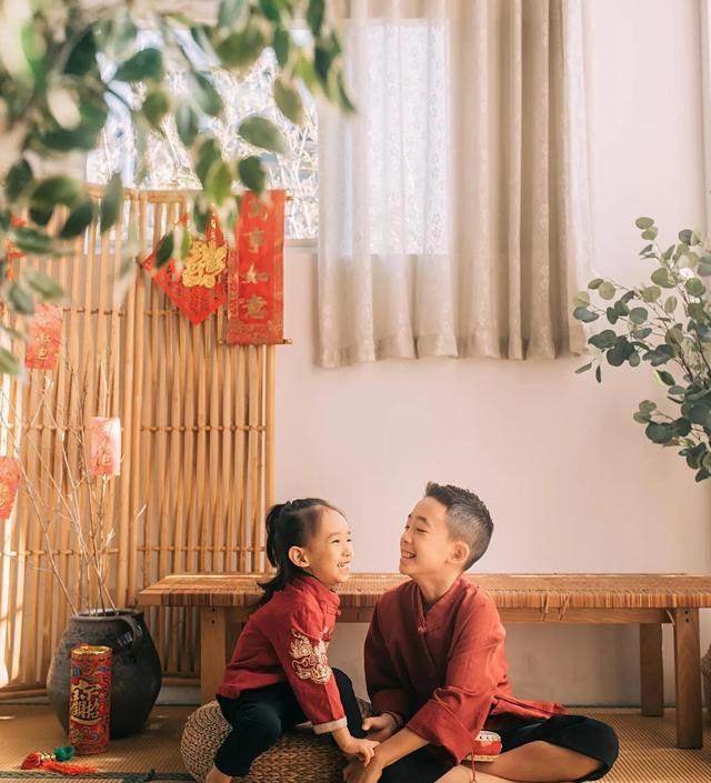 CQ9电子 CQ9传奇电子应采儿晒新年全家福一家四口穿中式服装出镜俩儿子互动太有爱(图4)