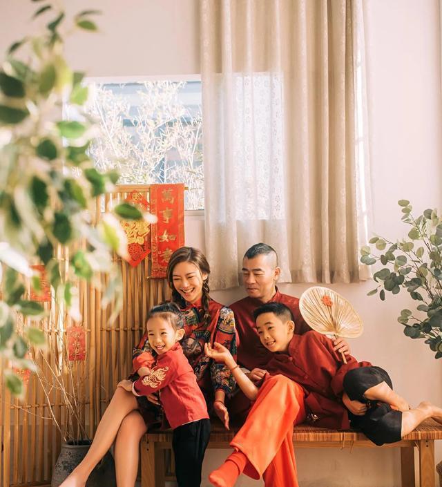 CQ9电子 CQ9传奇电子应采儿晒新年全家福一家四口穿中式服装出镜俩儿子互动太有爱(图2)