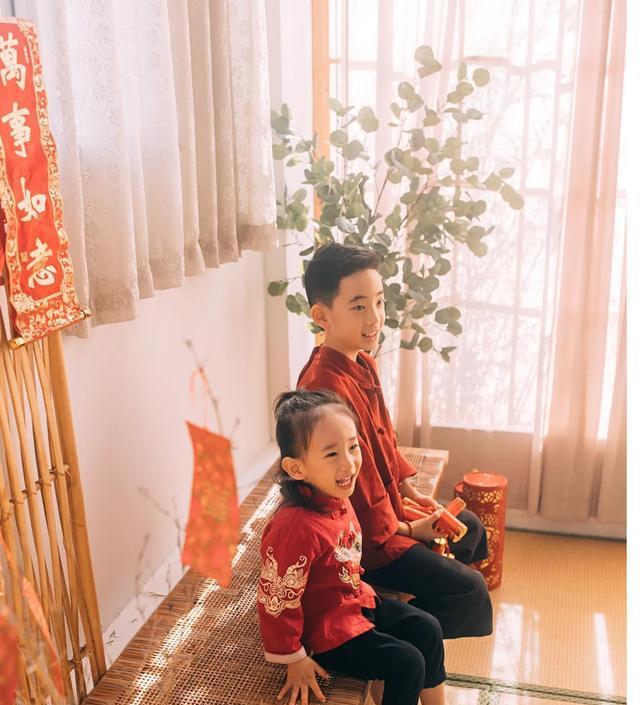 CQ9电子 CQ9传奇电子应采儿晒新年全家福一家四口穿中式服装出镜俩儿子互动太有爱(图5)