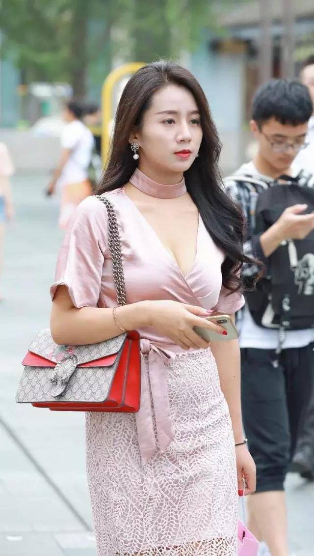 CQ9电子 CQ9传奇电子拥有天使般的面孔穿着得体显露完美身材！(图2)