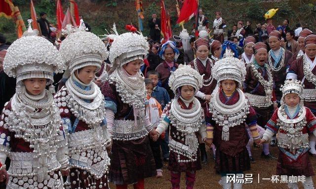 旅游去苗寨准没错但为何不建议买当地的银饰品和服装？CQ9电子 CQ9传奇电子(图4)
