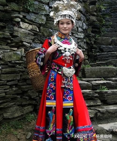 旅游去苗寨准没错但为何不建议买当地的银饰品和服装？CQ9电子 CQ9传奇电子(图6)