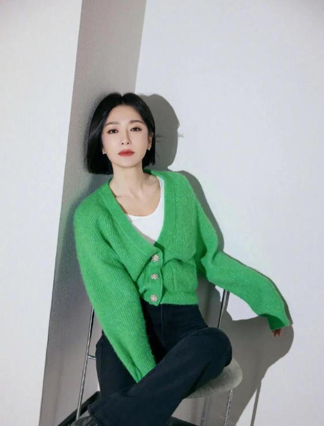 春晚服装同款谁是赢家？杨紫红色长款大CQ9电子 CQ9传奇电子衣独领风骚