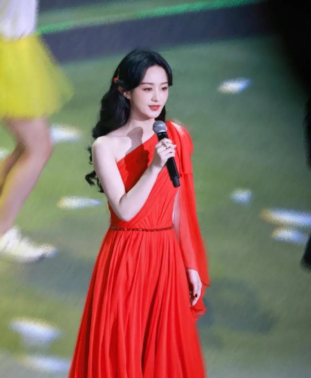 春晚服装同款谁是赢家？杨紫红色长款大CQ9电子 CQ9传奇电子衣独领风骚(图3)