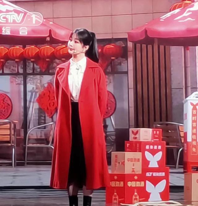 春晚服装同款谁是赢家？杨紫红色长款大CQ9电子 CQ9传奇电子衣独领风骚(图4)