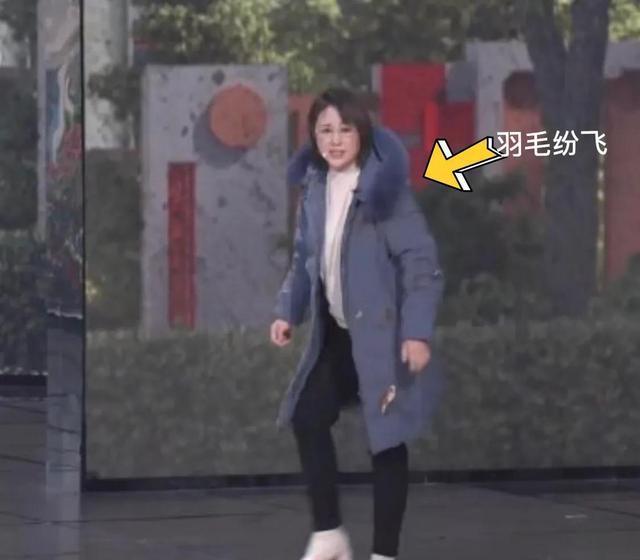 春晚服装同款谁是赢家？杨紫红色长款大CQ9电子 CQ9传奇电子衣独领风骚(图2)