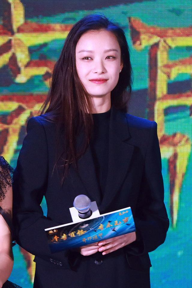 倪妮的长相有点清冷穿黑CQ9电子 CQ9传奇电子色的服装太霸气了御姐范十足(图9)