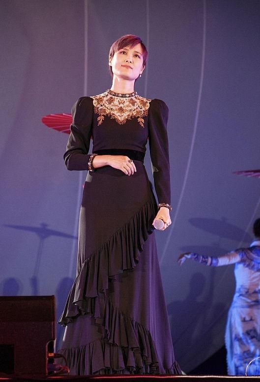 李宇春的身材还挺好被她穿中性风的服装骗了穿粉色太美了CQ9电子 CQ9传奇电子(图7)