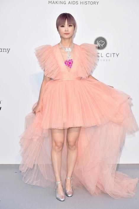 李宇春的身材还挺好被她穿中性风的服装骗了穿粉色太美了CQ9电
