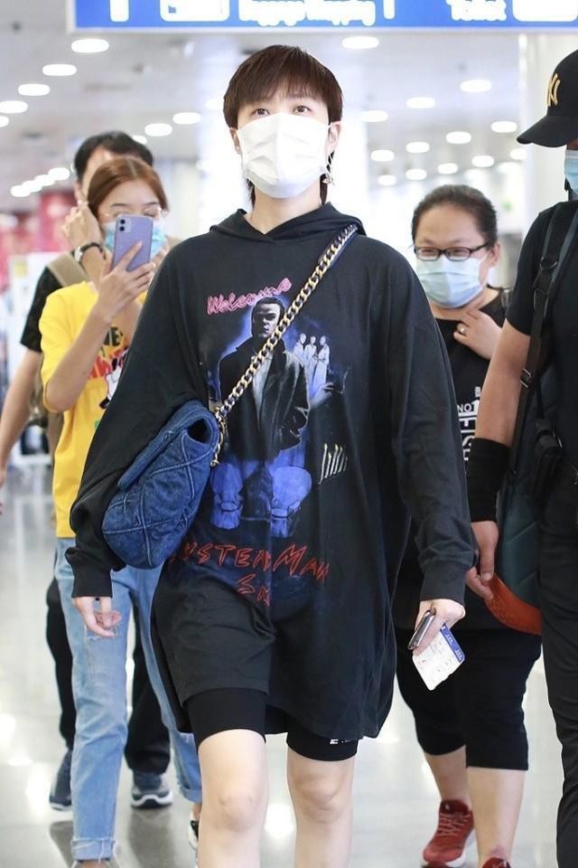 李宇春的身材还挺好被她穿中性风的服装骗了穿粉色太美了CQ9电子 CQ9传奇电子(图5)
