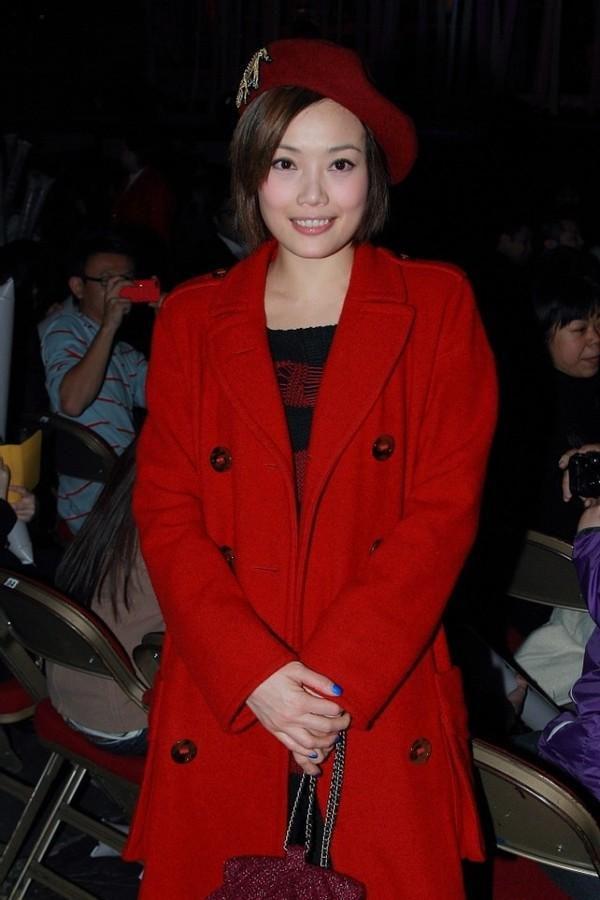 CQ9电子 CQ9传奇电子容祖儿太适合穿红色的服装了既高级又显气质一般人可穿不了(图10)