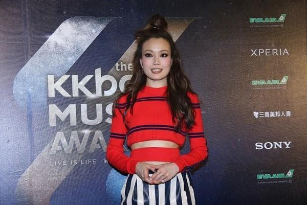 CQ9电子 CQ9传奇电子容祖儿太适合穿红色的服装了既高级又显气质一般人可穿不了(图9)