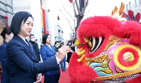 传统技艺CQ9电子 CQ9传奇电子焕新彩 民族服装定制品牌开