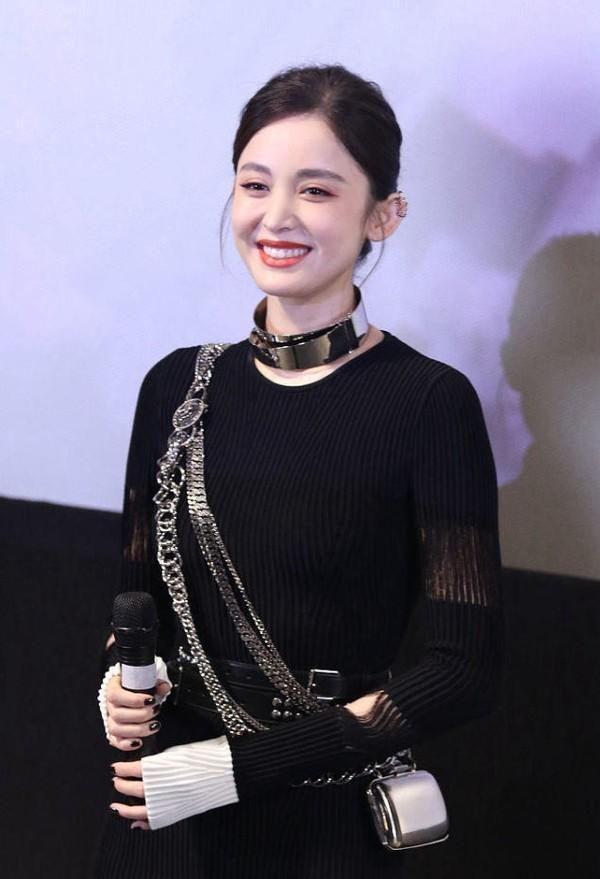 古力娜扎的脸太小了但还挺有肉的穿黑色的服装挺高级的CQ9电子