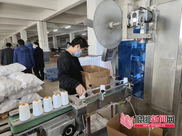 临沂沂水:纺CQ9电子 CQ9传奇电子织服装产业从“制造”走