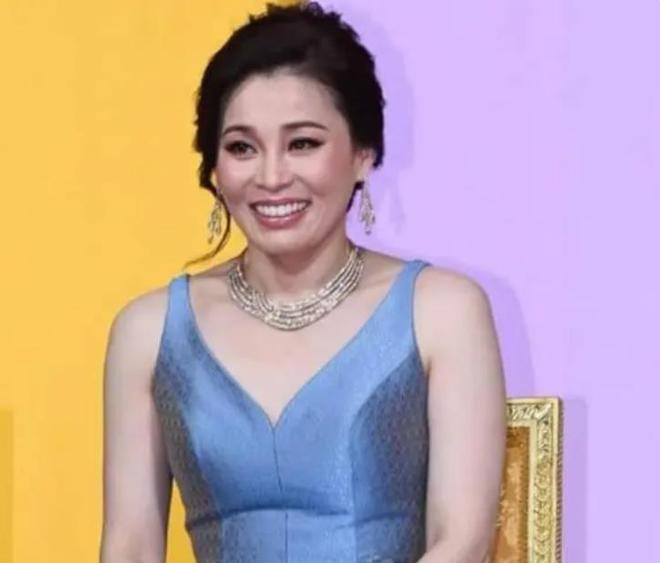 CQ9电子 CQ9传奇电子苏提达典雅礼服装艳压群芳陪伴玛哈观看演出瘦身变美惊艳全场(图3)