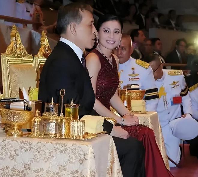 CQ9电子 CQ9传奇电子苏提达典雅礼服装艳压群芳陪伴玛哈观看演出瘦身变美惊艳全场(图6)