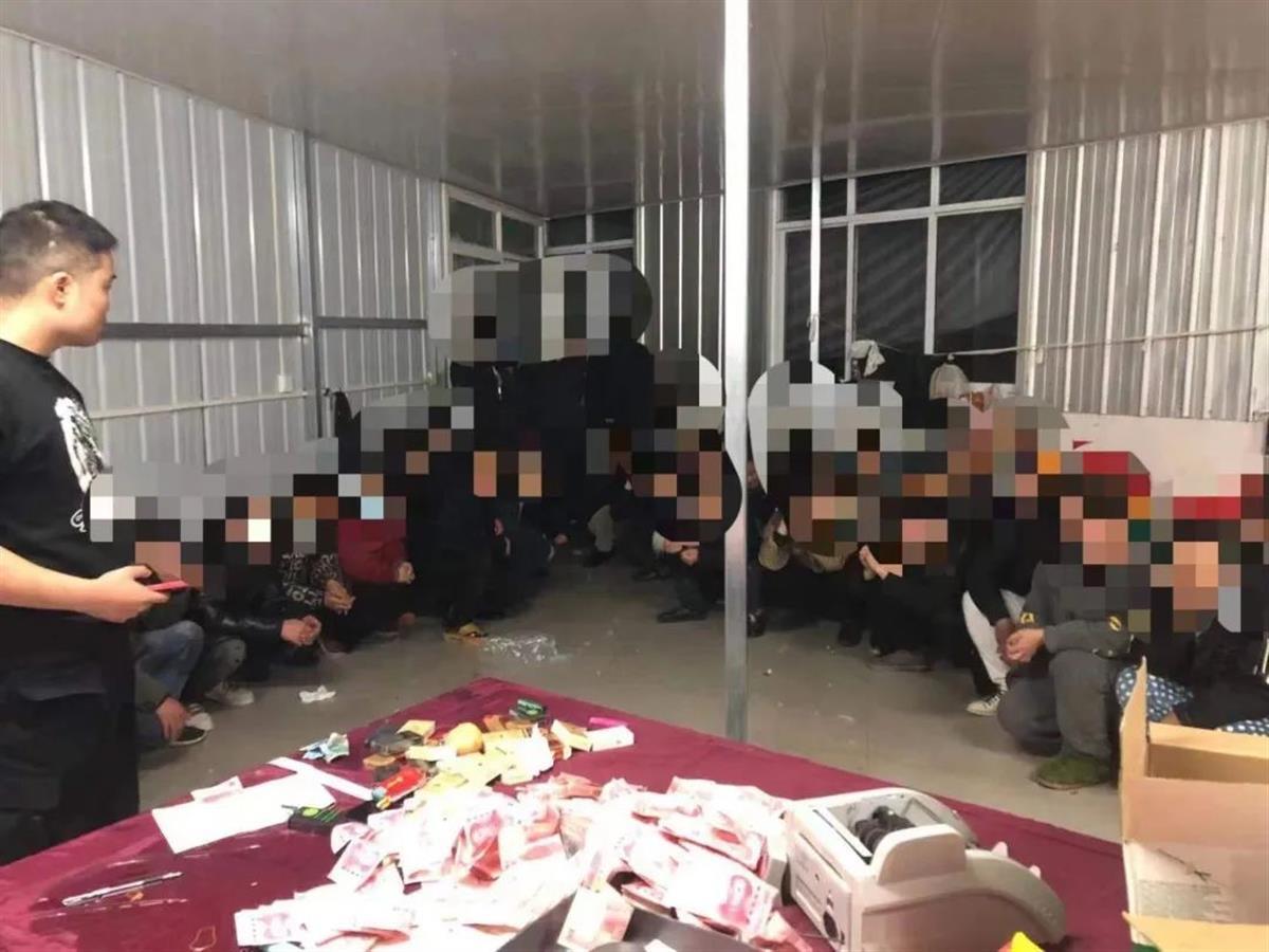 服装厂内藏“地下赌场CQ9电子 CQ9传奇电子”民警夜袭抓获38人(图2)