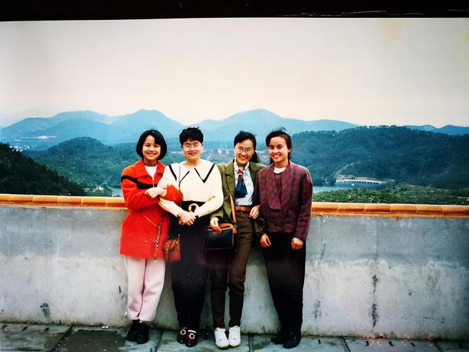 90年代服装更潮？现在年轻人大呼老土是不懂那时的疯狂！CQ9电子 CQ9传奇电子(图5)