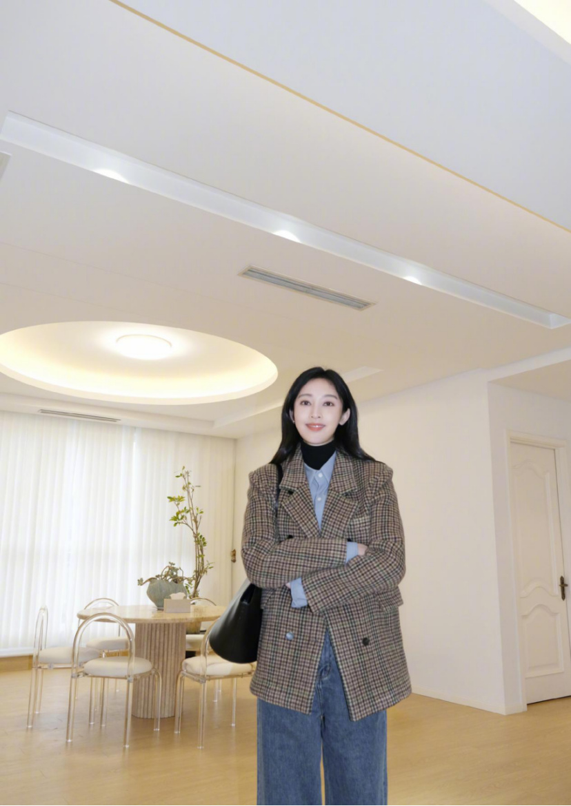 CQ9电子 CQ9传奇电子学张俪的日常通勤穿搭精致的直线条服装设计轻松打造舒适风格(图5)
