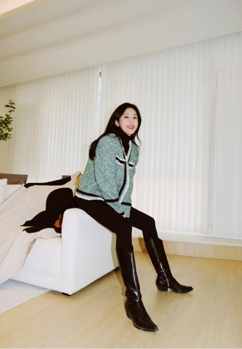 CQ9电子 CQ9传奇电子学张俪的日常通勤穿搭精致的直线条服装设计轻松打造舒适风格