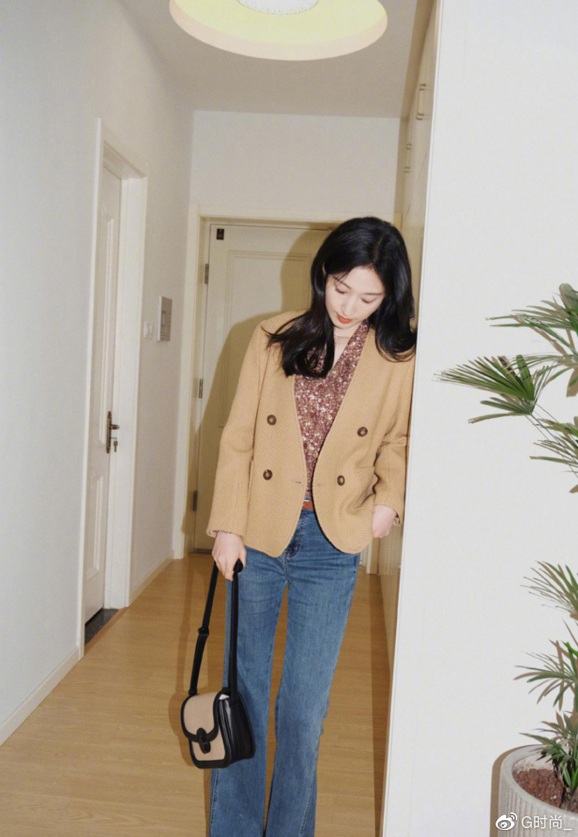 CQ9电子 CQ9传奇电子学张俪的日常通勤穿搭精致的直线条服装设计轻松打造舒适风格(图3)