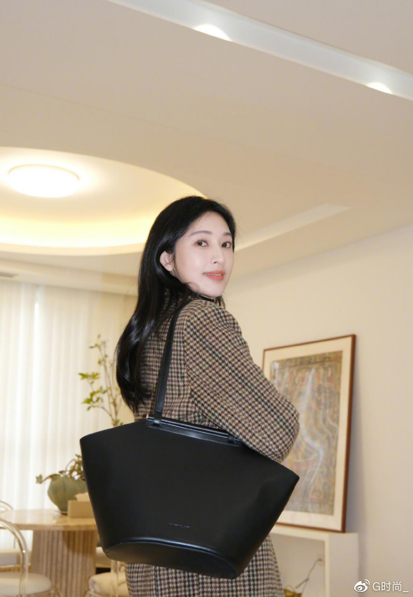 CQ9电子 CQ9传奇电子学张俪的日常通勤穿搭精致的直线条服装设计轻松打造舒适风格(图2)