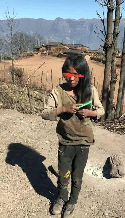 女子把旧衣服送CQ9电子 CQ9传奇电子给邻居隔天发现扔在垃圾桶网友：善良给错了人(图2)