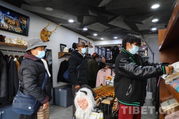 置办年货添新衣 街头服装生意火爆CQ9电子 CQ9传奇电子(图5)