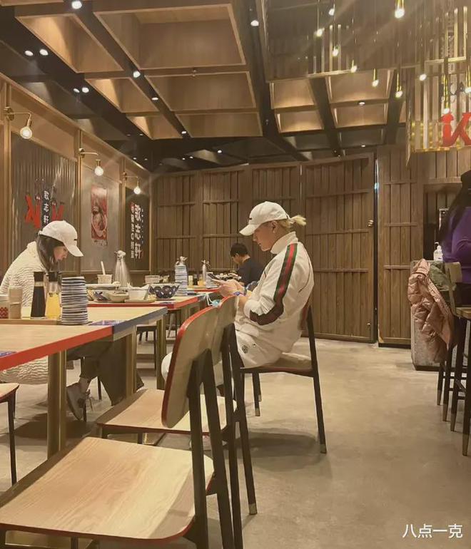 CQ9电子 CQ9传奇电子网友称归国四子成服装三巨头 “三缺衣”张艺兴成为最大赢家！(图12)