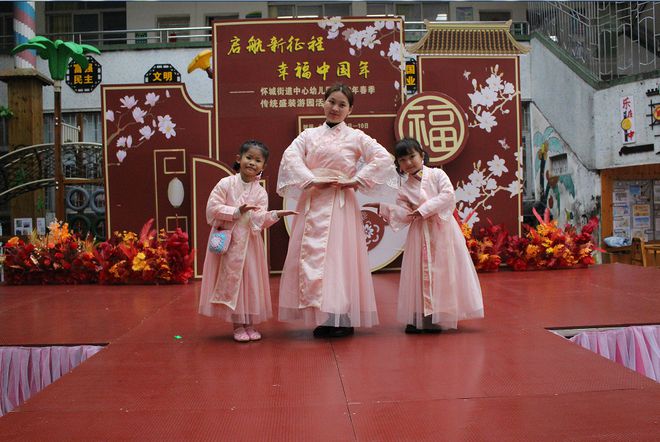 CQ9电子 CQ9传奇电子怀集一所幼儿园让孩子穿民俗服装竟然是为了