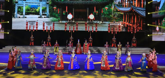 精彩集锦丨“旅拍湘西·CQ9电子 CQ9传奇电子多彩非遗”四省边区民族服装展演(图9)