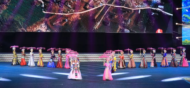 精彩集锦丨“旅拍湘西·CQ9电子 CQ9传奇电子多彩非遗”四省边区民族服装展演(图7)