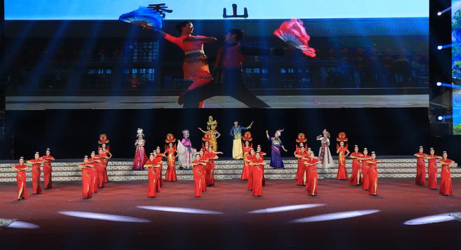 精彩集锦丨“旅拍湘西·CQ9电子 CQ9传奇电子多彩非遗”四省边区民族服装展演(图14)