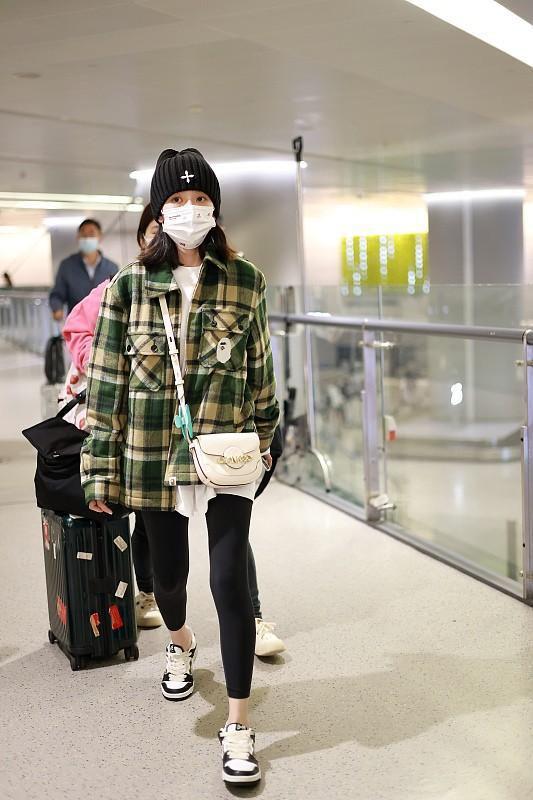 CQ9电子 CQ9传奇电子冬天不要总穿纯色的服装学宋祖儿穿格纹的服装怎么看都很美(图4)