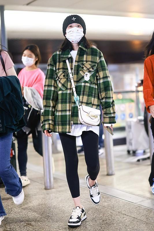 CQ9电子 CQ9传奇电子冬天不要总穿纯色的服装学宋祖儿穿格纹的服装怎么看都很美(图5)