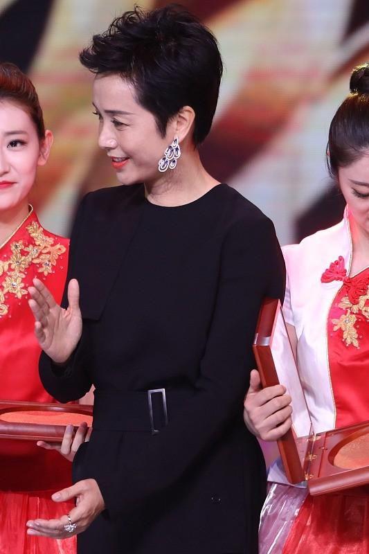 CQ9电子 CQ9传奇电子蒋雯丽和江珊不仅年纪相近审美也相似穿的服装风格很像(图2)