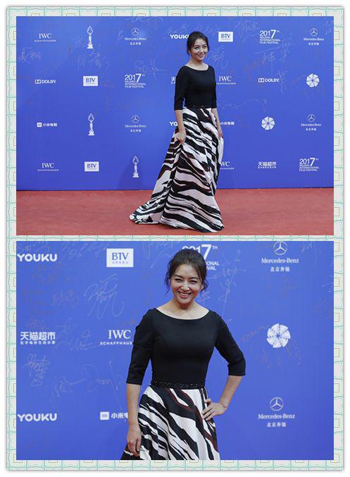 CQ9电子 CQ9传奇电子蒋雯丽和江珊不仅年纪相近审美也相似穿的服装风格很像(图4)