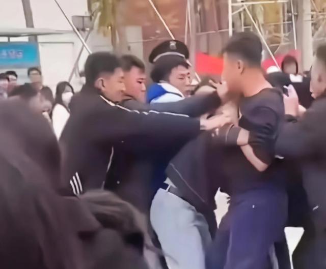 CQ9电子 CQ9传奇电子山东服装学院∶王佳颖出面道歉婚内出轨说成小事母亲羞愧流泪(图3)