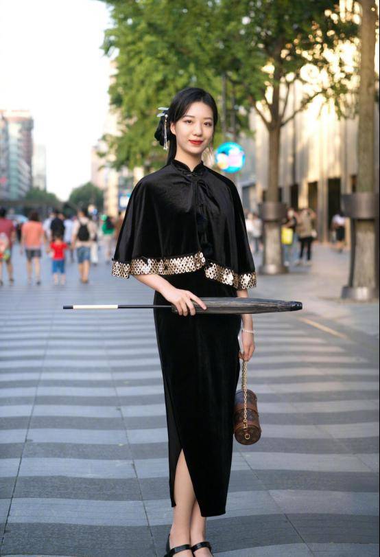 CQ9电子 CQ9传奇电子“杭州街拍”又赢了虽然没有美颜滤镜但照样高级、精致(图3)